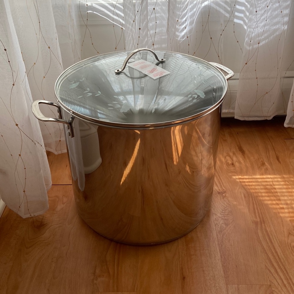 I’m selling this pot it’s brand new.It’s perfect for a Party or even dinner.